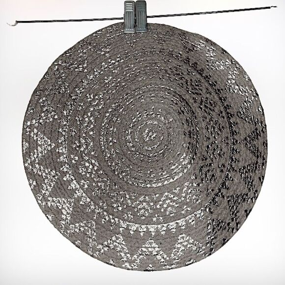 CATHERINE Malandrino Gray Silver Printed Round Placemat 2 Pairs - Picture 1 of 7